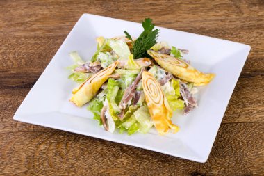 Sığır eti ve salata yaprakları ile gözleme