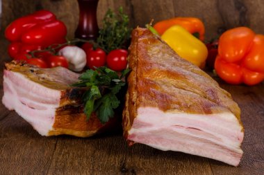 Domuz eti ahşap arka plan üzerinde füme