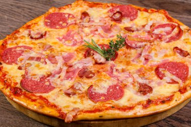 Pizza jambon peynir ve sosis 