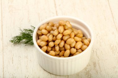 Dereotu şubesi ile kasede beyaz börülce