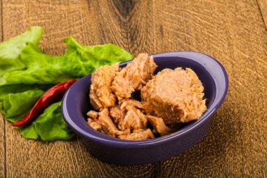 Kavanozda konserve ton balığı pişmeye hazır.