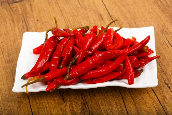 Inlagd Chili Paprika Över Trä Bakgrund — Stockfoto