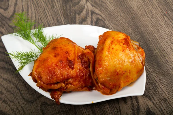 Paha Ayam Panggang Dengan Saus Tomat — Stok Foto