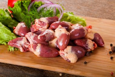 Yemek pişirmek için çiğ tavuk Kalpler