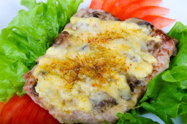 Domuz biftek mantar ve peynir domates hizmet