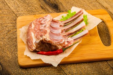 Ham kuzu kaburga ile biber yemek pişirmek için hazır