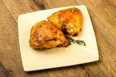 Kavrulmuş tavuk uyluk baharat ve soya sosu ile