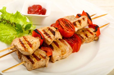 Izgara hindi şiş domates ve biber ile