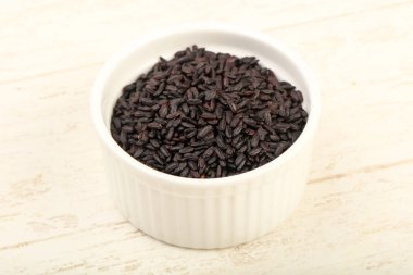 Kase ahşap arka plan üzerinde siyah yabani pirinç