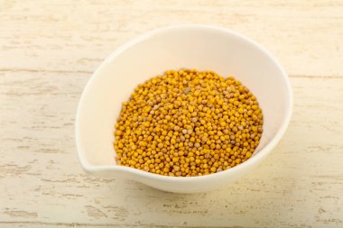 Hardal tohumu kase ahşap arka plan üzerinde