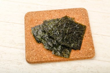 Ahşap arka plan üzerinde fiş gevrek Nori yaprak