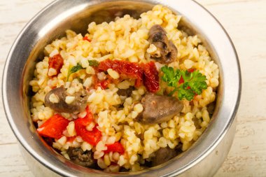 Tavuk kalbi ve kuru domatesli bulgur.