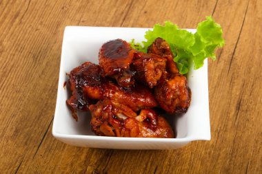 Teriyaki soslu tavuk kanadı.