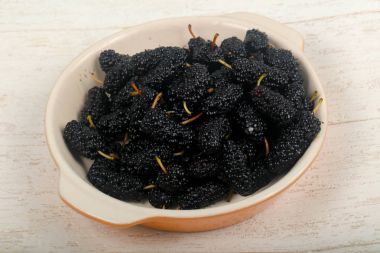 Ahşap arka plan üzerinde siyah dut yığın