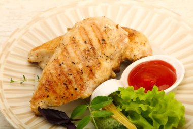 Salata yaprakları ile kavrulmuş tavuk göğsü