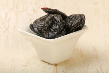 Kuru erik yığın ahşap arka plan üzerinde