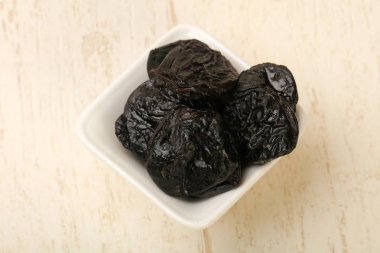 Kuru erik yığın ahşap arka plan üzerinde