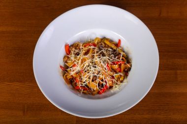 Sığır eti ve parmesan peynirli makarna