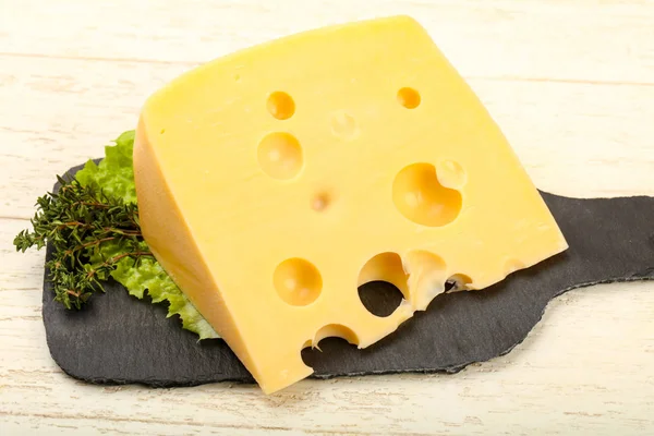 Ahşap Plaka Üzerinde Peynir Parçası — Stok fotoğraf