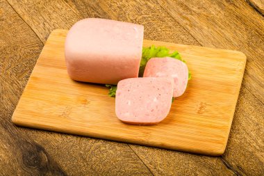 Jambon sosis salata üzerinde yemek için hazır bırakır