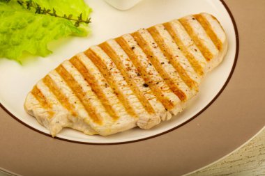 Baharatlar ve sos ızgara hindi biftek