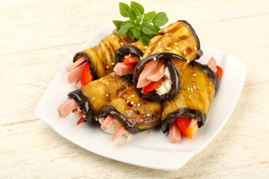 Jambon, peynir ve biber dolması patlıcan