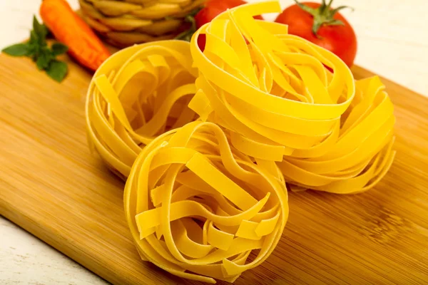 原始的 Fettucine 面食准备打保龄球 — 图库照片