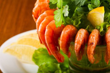 Karides kokteyl limon ve maydanoz servis