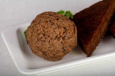 Ekmek ve salatalık turşusu ile karaciğer yaymak