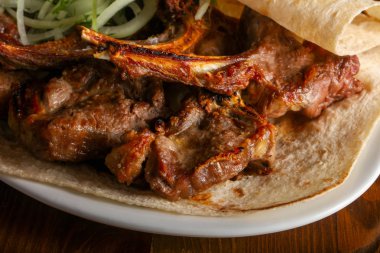 Kuzu kebap kaburga soğan hizmet