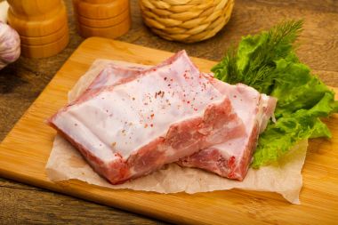 Çiğ domuz pirzolası pişmeye hazır. Baharatlı.