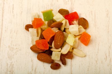 Fındık ve kuru meyve karışımı