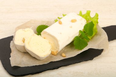 Sedir fıstıklı Brie peynirli rulo