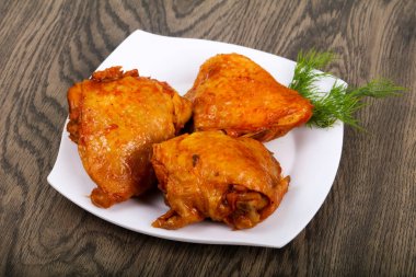 Domates soslu kızarmış tavuk uyluk