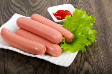 Salata ve ketçap ile sosis haşlama