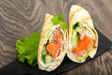 Somon ekmek rulo peynir ile