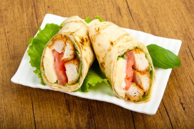 Tavuk ekmek rulo salata yaprakları ile