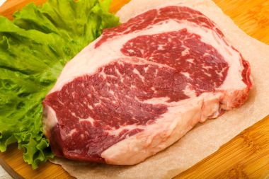 Pirzola pişmeye hazır.