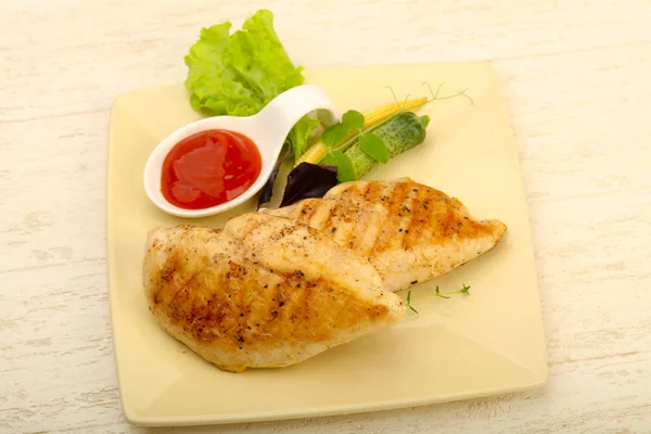 Salata yaprakları ile kavrulmuş tavuk göğsü