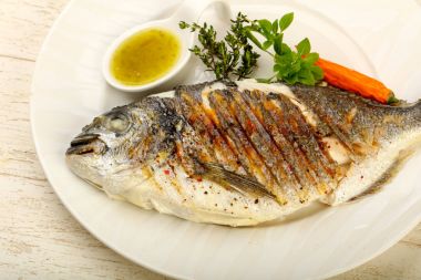 Izgara dorado balık sosu, kekik ve fesleğen ile