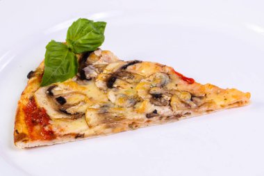 Jambon ve mantar pizza fesleğen hizmet