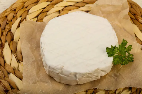 Camembert Sajt Petrezselyem Mint Fából Készült Háttér — Stock Fotó