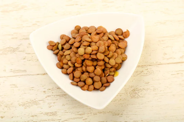 Yemek pişirmek için hazır kapta çiğ mercimek