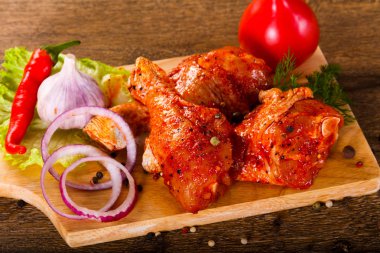 Izgara ve Barbekü için çiğ tavuk Marine bacaklar