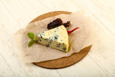 Mavi peynir ahşap arka plan üzerine nane ile