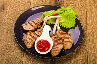 Salata yaprakları servis domates soslu kuzu ızgara