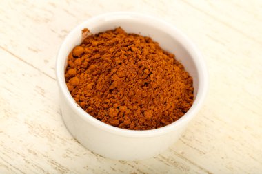 Kase ahşap arka plan üzerinde toz kakao