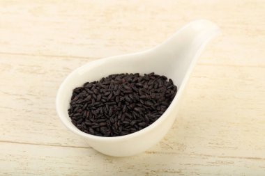 Kase ahşap arka plan üzerinde siyah yabani pirinç