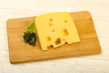 Ahşap plaka üzerinde peynir parçası