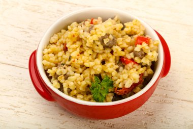 Tavuk kalbi ve kuru domatesli bulgur.